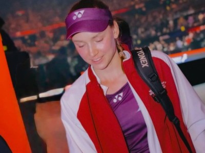 Елена Рыбакина разгромила Паулу Бадосу и вышла в четвертьфинал