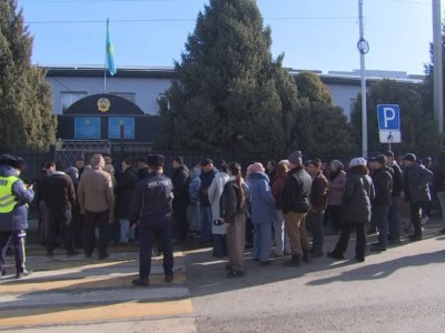 "Обещала госгранты — повесила кредиты": кандасы в Талгаре штурмуют полицию