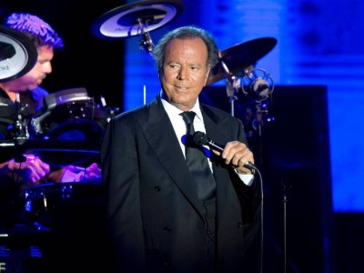 Хулио Иглесиас отверг обвинения в сексуальных домогательствах