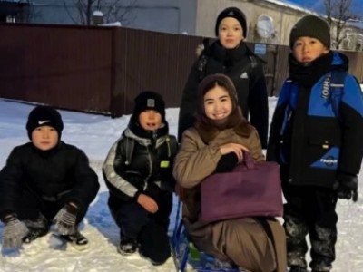 Школьники довезли учительницу домой на санках и растрогали Казнет