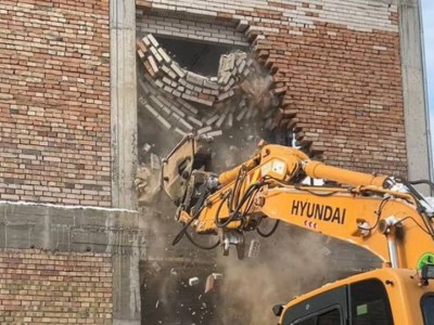 Недостроенный бизнес-центр сносят возле Саяхата Алматы