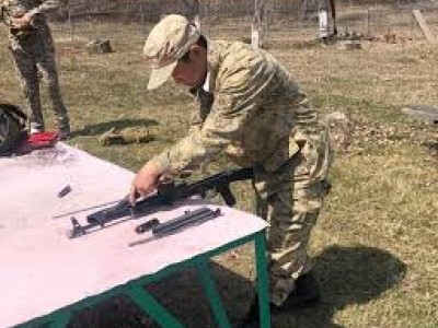 Школьников Казахстана отправят на военные сборы: проект запустят в трёх регионах