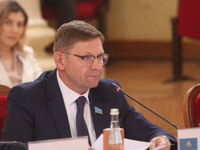 Депутат Пономарев: закрепляя в Конституции «Таза Қазақстан», мы сохраняем ответственность перед будущим поколением