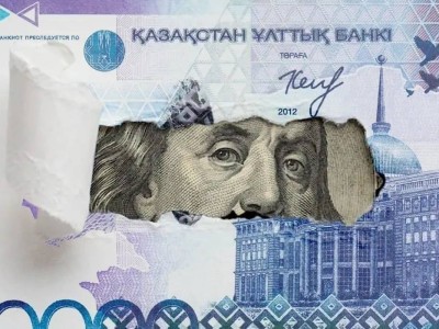 Казахстанцы массово скупают доллары в обменниках