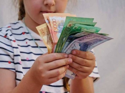 Юным казахстанцам начислили по 130,71 доллара из Нацфонда
