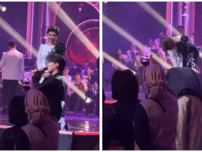 Димаш Кудайберген поклонился Розе Рымбаевой