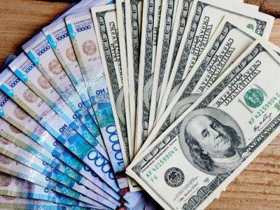 Доллар опустился ниже 490 тенге