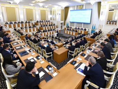 Конституцию не следует оценивать по предположениям - политолог