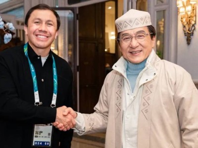 Джеки Чан принял от Геннадия Головкина почетный подарок на Олимпиаде