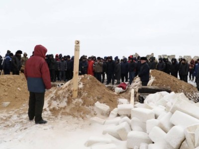 Убийство семьи в Атырауской области: в селе прошли похороны брата и сестры