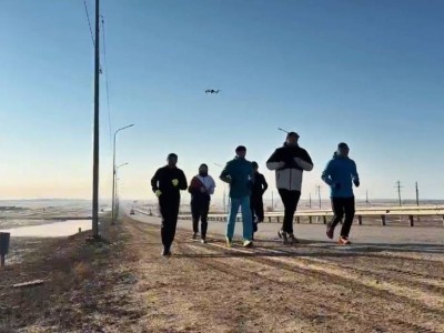 Марафонцы пробежали из Жезказгана в Сатпаев и проголосовали на своем участке