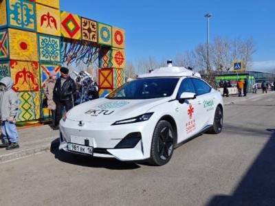 Беспилотный автомобиль проехал по площадке Наурыза в Астане