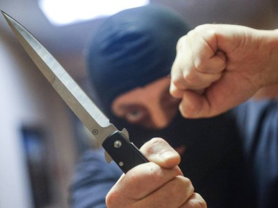 Мужчина с ножом напал на 12-летнего мальчика в Алматы