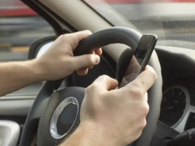 В МВД объяснили, когда можно пользоваться телефоном за рулем