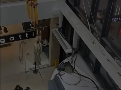 Подросток спрыгнул с высоты в ТРЦ в Атырау и пробил крышу: появилось видео