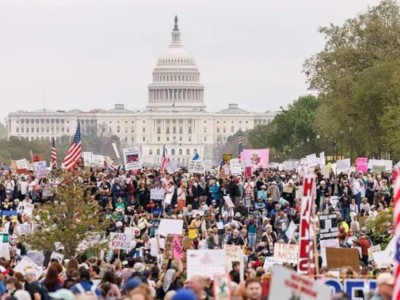 Миллионы людей вышли на акции No Kings против политики Трампа