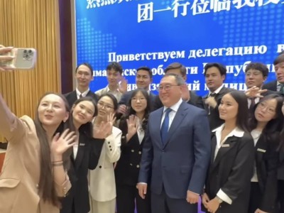 Чувствует себя Президентом? Аким Султангазиев встретился со студентами в Китае
