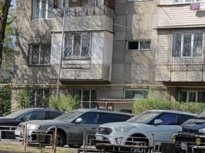 Алматинцев напугали штрафом за остекление балкона