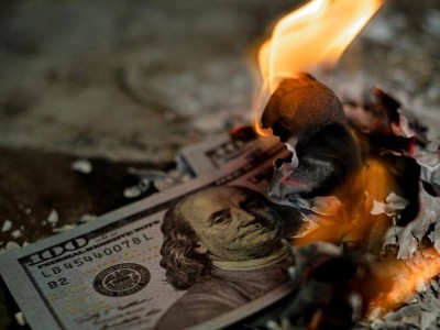 Доллар упал ниже 460 тенге в обменниках