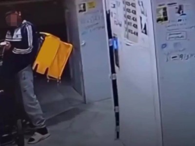 Курьер исправил нужду в детскую коляску в Алматы