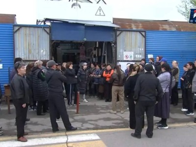 В Алматы закрывают барахолку: 300 торговцев устроили скандал и не покидают контейнеры