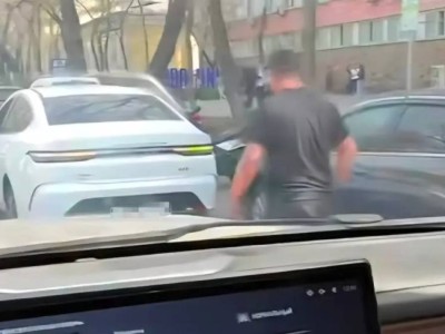 Таксист чуть не "лишил" прав других водителей в Алматы