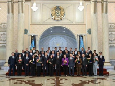 Президент Казахстана вручил ключи от квартир молодым ученым