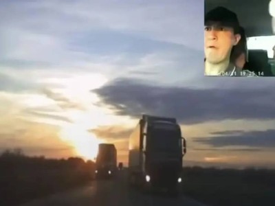 Водитель стал звездой соцсетей, хладнокровно избежав страшное ДТП