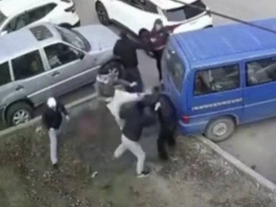 Бешенные подростки избили сверстников и заступившегося мужчину