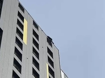 18-летний парень забрался на крышу ЖК, где в пожаре погибли трое детей