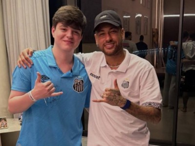Казахстанский киберспортсмен Molodoy встретился с Неймаром