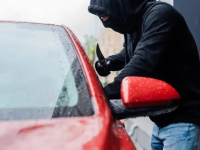 Тело 34-летней женщины с ножевыми ранениями нашли в машине в Караганде