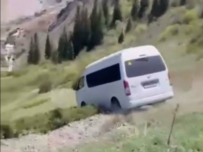 Микроавтобус сорвался в ущелье в горах Алматинской области