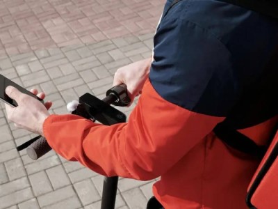 Находятся под очень высоким риском замещения - министр о курьерах и таксистах