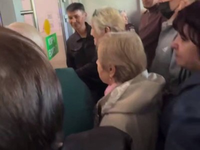 Сняли на видео массовую давку в поликлинике Павлодара
