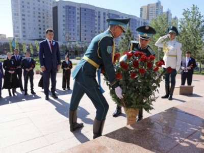 Государственный советник возложил цветы к памятнику Бауыржана Момышұлы