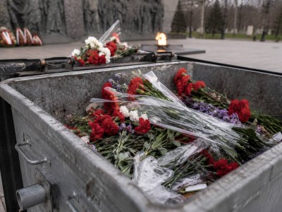 Скандал в Актау: цветы с мемориала ко Дню Победы оказались в мусоре