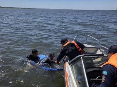 Двоих мужчин унесло ветром на Астанинском водохранилище