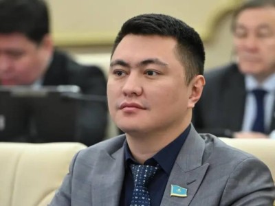 Депутат Мукаев ответил на скандал с синей папкой и поздравлением жены