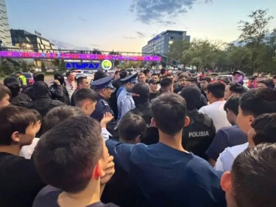 В Атырау водители авто с иностранными номерами массово выступили против проверок и штрафов