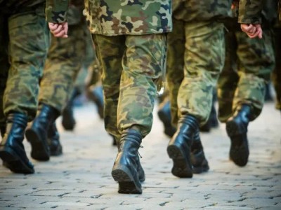 Выпускников в Караганде увезли в военкомат сразу после защиты диплома
