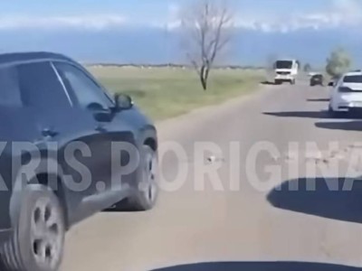 Куда смотрит «КазАвтоЖол»? Семья попала в ДТП из-за разбитой трассы