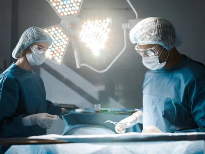 Во время популярной пластической операции у 27-летней женщины внезапно остановилось сердце