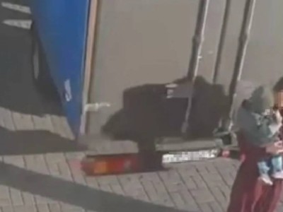 Машина сбила женщину с ребенком на тротуаре в Экибастузе