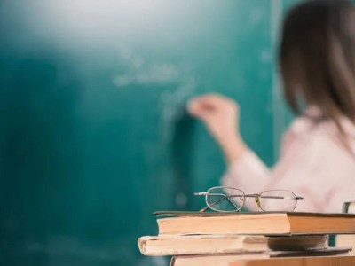 В Актобе учительницу обязали вернуть почти миллион тенге за неотработанный грант