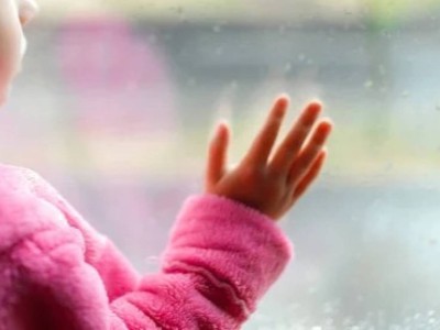 В Павлодаре пятилетняя девочка выпала с третьего этажа