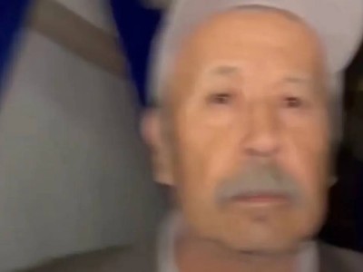 70-летний пожилой мужчина приставал к спящей девушке в поезде (ВИДЕО)