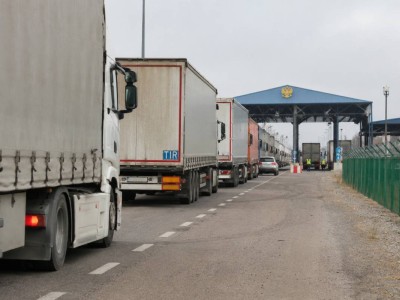 На границе Казахстана и России образовалась очередь из грузовиков