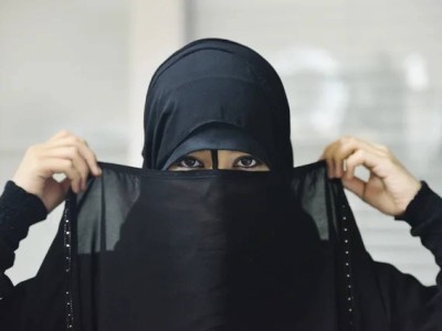 Певицу приговорили к 74 ударам плетью за выступление без хиджаба