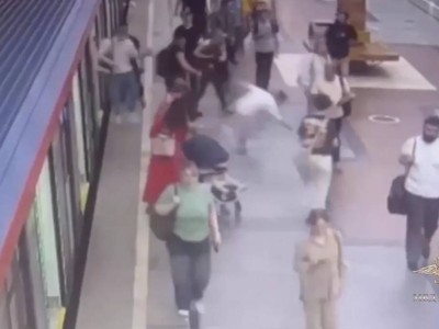 Мужчина угрожал пистолетом пассажирам метро